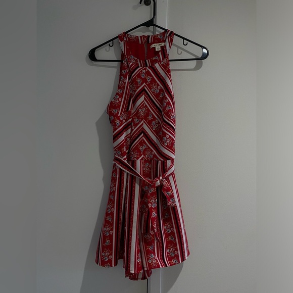 High neck patterned romper with keyhole opening - Picture 8 of 9